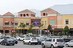 Mall Portal La Dehesa, perteneciente a Cencosud (Chile), empresa transnacional de retail, comercio y servicios.