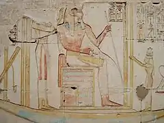 Ramsés II, el más activo de los faraones del Imperio nuevo, en un relieve de Abydos. La expansión exterior llevó hasta el norte de Palestina, enfrentándose con los hititas en la famosa batalla de Qadesh (siglo&nbsp;XIII&nbsp;a.&nbsp;C.1274), cuyo incierto resultado permitió presentarla como una victoria por ambas partes, obligó al mantenimiento de un precoz concepto de «equilibrio internacional» con sofisticadas negociaciones diplomáticas, y suscitó un interesante programa justificativo en textos y monumentos artísticos que la convierten en la primera batalla de la historia militar con suficiente información como para ser objeto de un estudio detallado.