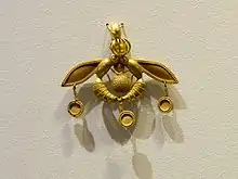 El Pendiente de la abeja, una joya icónica minoica; 1700-1600 AC; oro; dimensión: 4.6 cm; del complejo Chrysolakkos (pozo de oro) en Malia, Creta; Museo Arqueológico de Heraklion (Heraklion, Grecia)