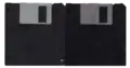 Disquete de alta densidad con inscripción HD (izq.) y disquete común (der.).