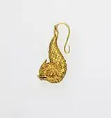 Arete con forma de delfín; Siglo V AC; oro; 2.1 × 1.4 × 4.9&nbsp;cm; Metropolitan Museum of Art
