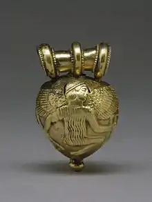 Bulla con Dédalo e Ícaro; siglo V AC; oro; 1.6 × 1 × 1&nbsp;cm; Walters Art Museum (Baltimore, Estados Unidos)