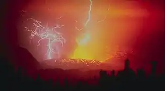 Descargas en el volcán Galunggung, en Indonesia