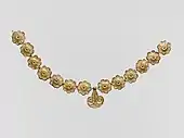 Collar de Micenas; 1400-1050 AC; terracotta dorada: diámetro de las rosetas: 2.7&nbsp;cm, con variaciones de unos 0.1&nbsp;cm, largo del pendiente 3.7&nbsp;cm; Metropolitan Museum of Art (Nueva York)