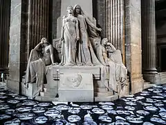 A Diderot et aux Encyclopédistes (1925) Alphonse-Camille Terroir (1875-1955) Ce groupe en pierre porte l'inscription "L'encyclopédie prépare l'idée de la Révolution".
