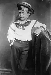 Niño en traje de marinero