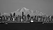  Imagen en blanco y negro del centro de la ciudad de Vancouver, una montaña vista en el fondo.