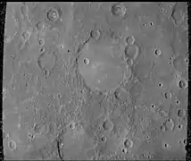 Una vieja cuenca, de 190&nbsp;km. de diámetro (43°S, 55°O)
