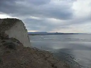 La playa de cabo San Jorge, en Caleta Córdova, se puede ver al pico Salamanca.