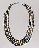Cuentas de collar de Sumeria; 2600–2500 AC; oro y lapis lazuli; largo: 54&nbsp;cm; Metropolitan Museum of Art