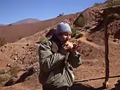 Artesano alfarero interpretando su ocarina en el valle de Las Conchas (Salta, Argentina).