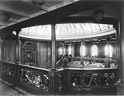 Nivel superior de la escalinata de primera clase del Olympic, afín a la del Titanic. Aquí se ubicaban el reloj tallado y la cúpula de cristal que brindaba luz natural a la estancia.