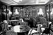 Sala de estar de la suite de primera clase C-57-59 del Olympic, diseñada al estilo regencia. En el Titanic equivalía a la C-55-57, donde se hospedaron el matrimonio de Isidor e Ida Straus, quienes perecieron en el desastre.