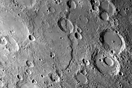 Una fractura en el terreno mercuriano, Discovery Scarp, de unos 350&nbsp;km. de largo