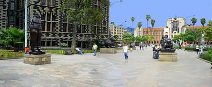Plaza Botero; al fondo el Museo de Antioquia