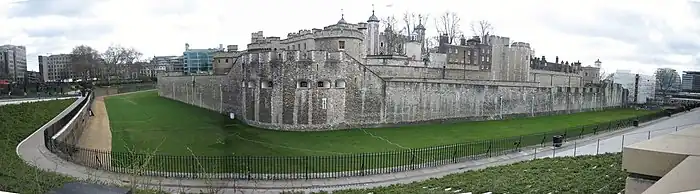 Muralla exterior de la Torre de Londres. En centro, Legge's mount