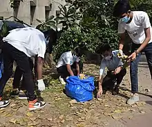 Grupo de personas haciendo trabajo comunitario sin la intención de recibir algo a cambio