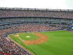 Una multitud presencia un partido de baseball en el Shea Stadium, Nueva York