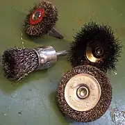 Cepillos metálicos rotatorios