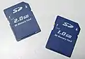 Tarjetas de memoria SD de 2 GB (izquierda) y 1 GB (derecha).