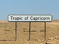 Una señal que marca el Trópico de Capricornio a su paso por Namibia.