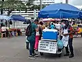 Vendedor callejero de agua de pipa en Panamá.