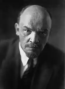 Vladímir Ilich Lenin (URSS), político, revolucionario, teórico político, filósofo y líder comunista ruso, líder de la facción bolchevique del Partido Obrero Socialdemócrata Ruso (POSDR), se convirtió en el principal dirigente de la Revolución de Octubre de 1917. En 1917, fue nombrado presidente del Consejo de Comisarios del Pueblo (Sovnarkom), convirtiéndose en el primer y máximo dirigente de la Unión de Repúblicas Socialistas Soviéticas (URSS) —estado que fundó— en 1922, fue también fundador y líder del Partido Comunista de la Unión Soviética.