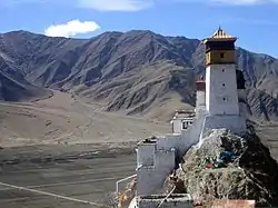 Yumbulagang, fortaleza que se considera la primera construcción edificada en Tíbet, y que habría sido fundada por su mitológico primer rey, Nyatri Tsenpo (hacia el siglo&nbsp;II&nbsp;a.&nbsp;C.)