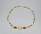 Collar; circa 200 AC; oro, piedra de luna, granate, esmeralda, cornalina, perla barroca y agata; dimensión: 39.4&nbsp;cm; Cleveland Museum of Art (Cleveland, Estados Unidos)