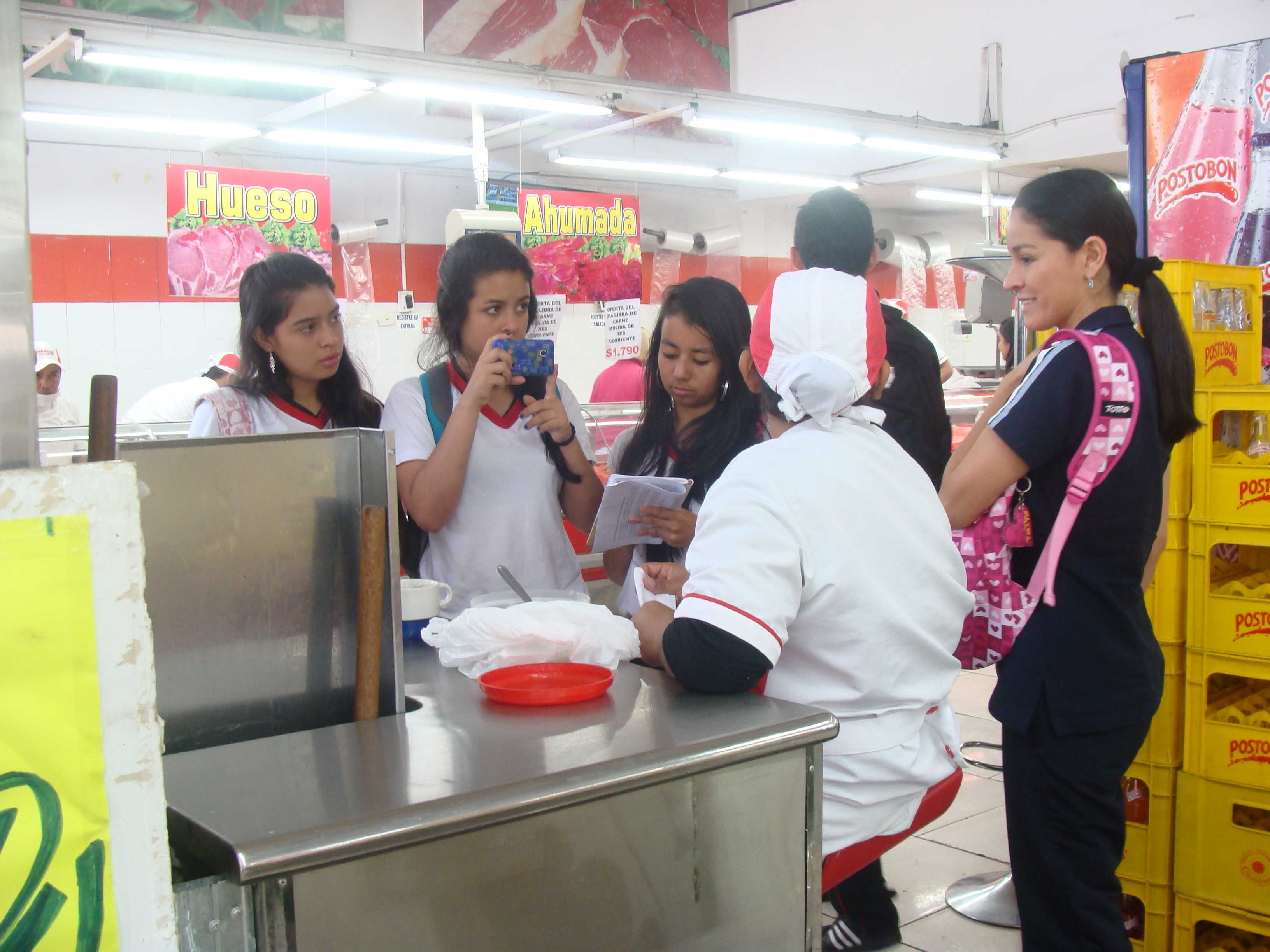 La placita campesina Estudiantes entrevistan a vendedores de la Placita